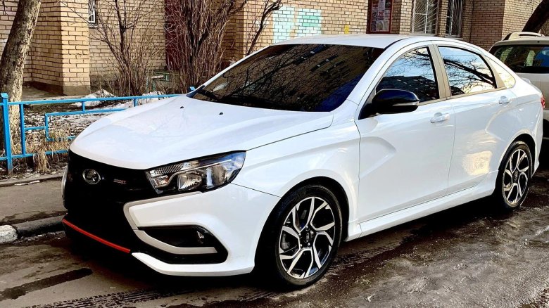 Лада Веста спорт белая