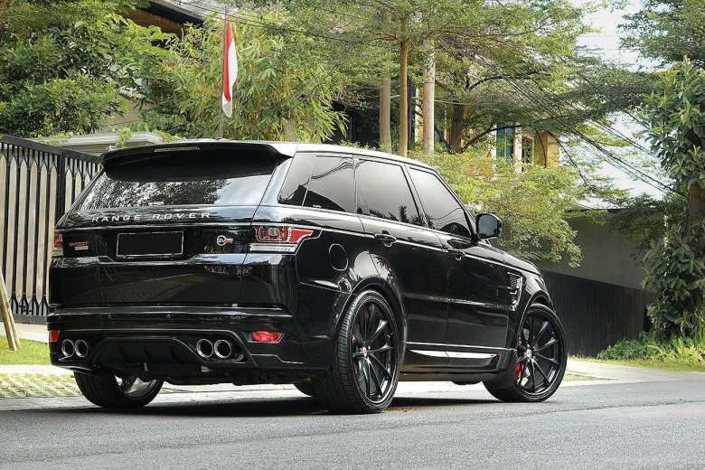Range Rover SVR черный