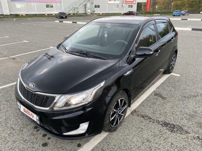 Тойота Авенсис 2012 года черная