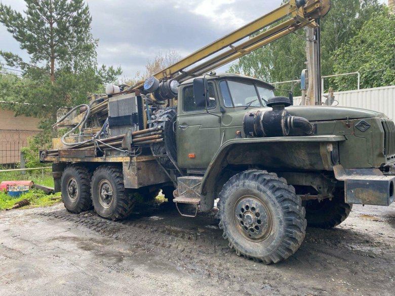 Урал с буровой установкой