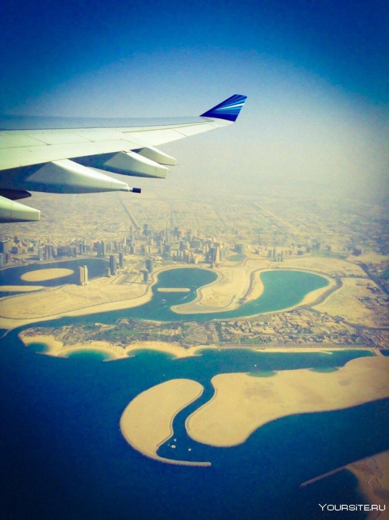 Вид из иллюминатора самолета на Дубай