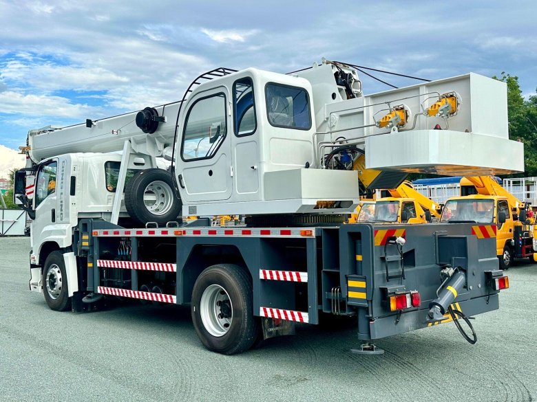 Грузовики и спецтехника