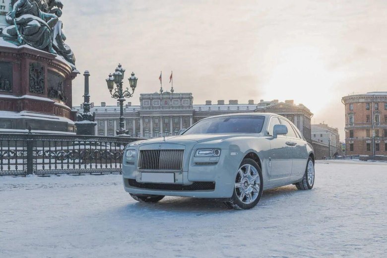 Роллс Ройс с охраной