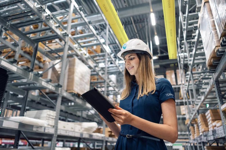 Технический работник женщина