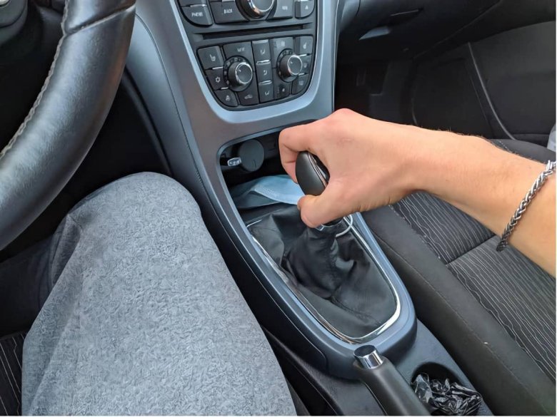 Автомобиль с механической коробкой передач