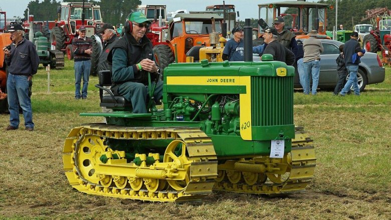 Гусеничный трактор John Deere