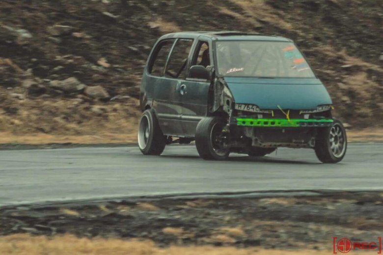 Ниссан Серена дрифт