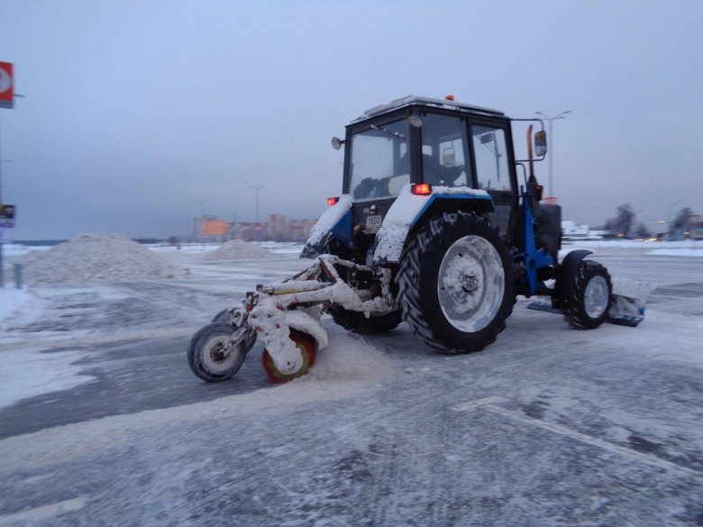 Трактор МТЗ 82.1 С отвалом и щеткой