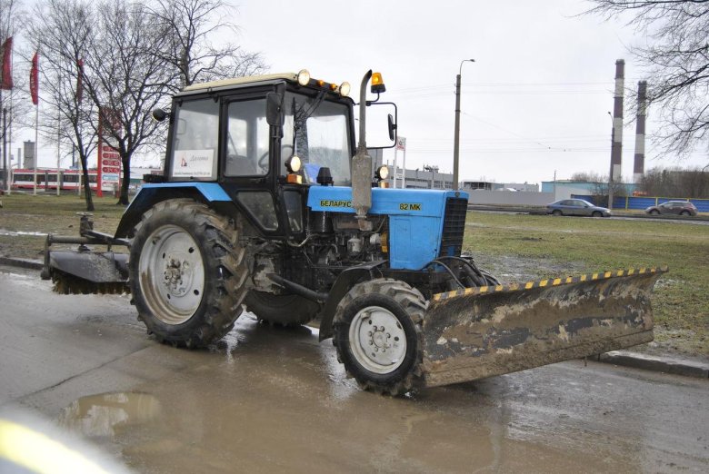 Трактор МТЗ 82.1 С отвалом и щеткой