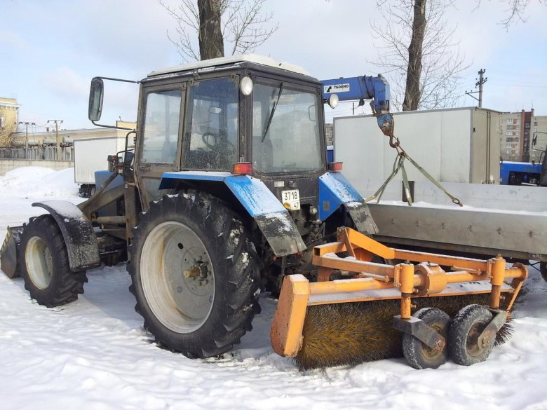 Трактор МТЗ 82.1 С отвалом и щеткой