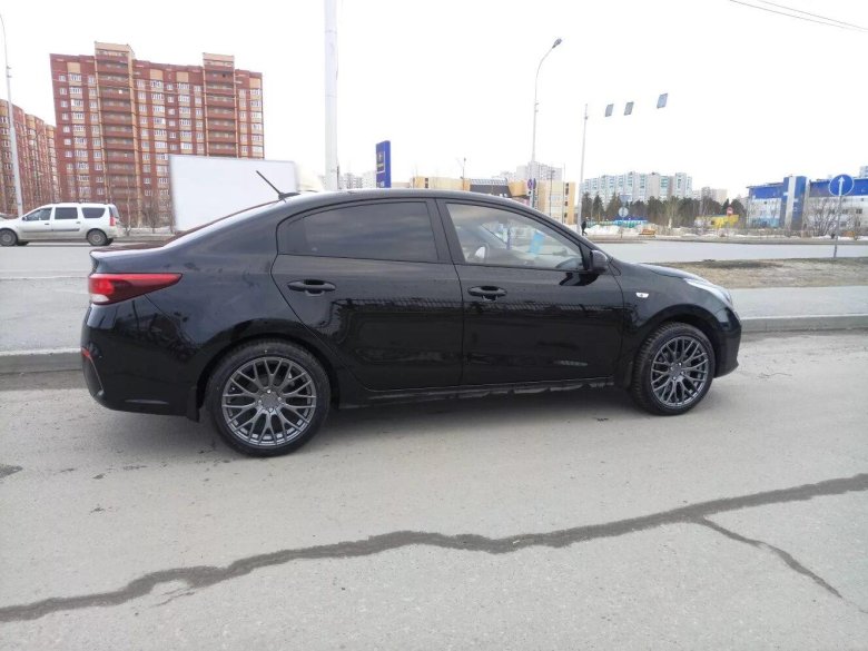 Kia Rio 4 черный r16