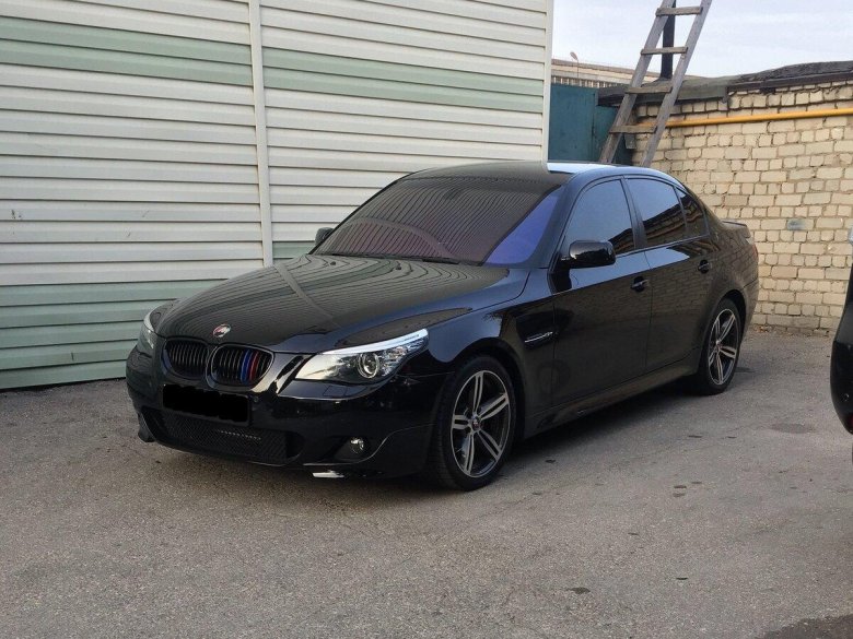 BMW 5 e60 черная тонированная