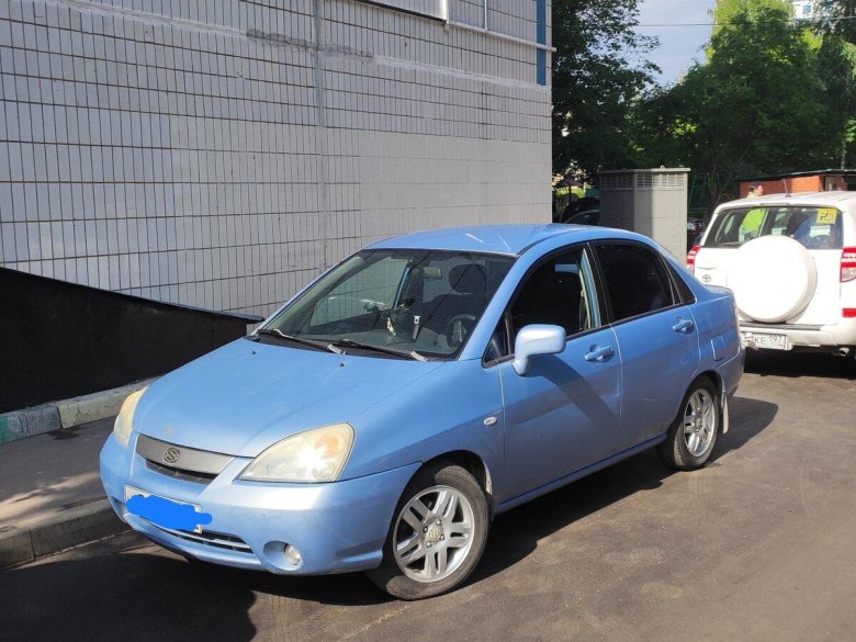 Синяя машина в Москве