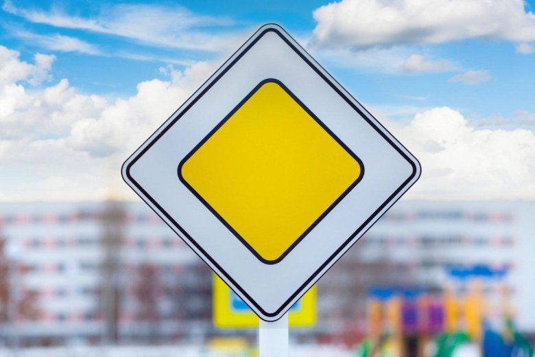 Знак Главная дорога