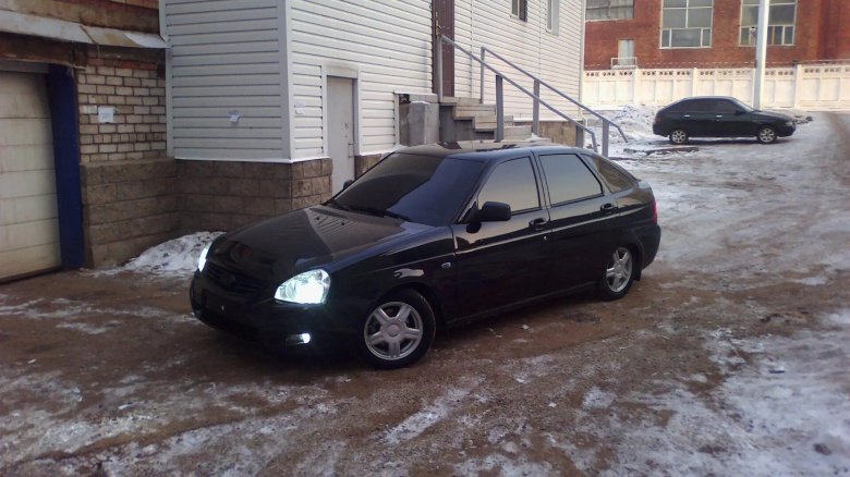 Приора в гараже