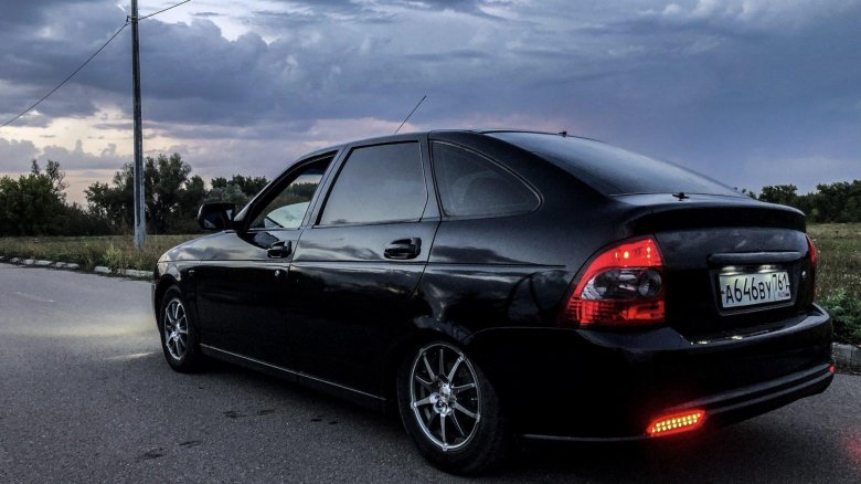 Лада Приора хэтчбек черная