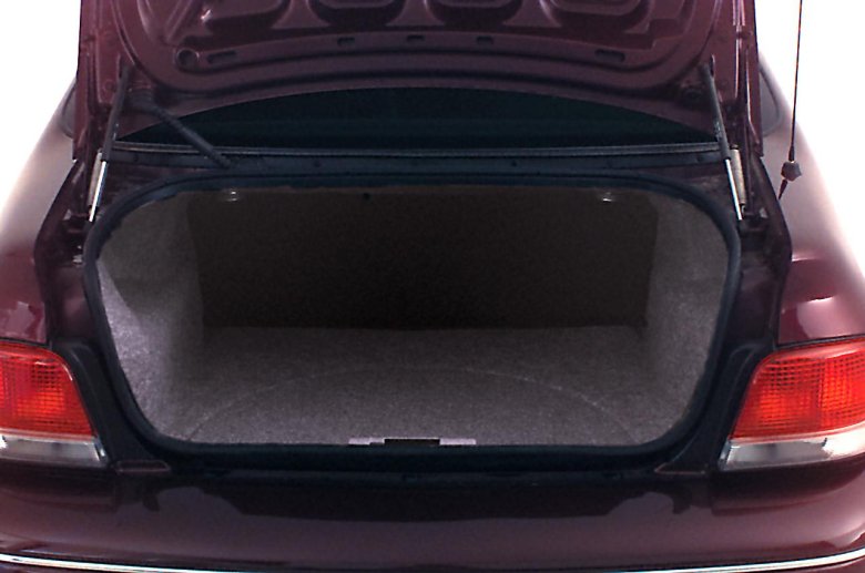 Крышку багажника на Chrysler CERUS 2000 года 2 и 5 объем