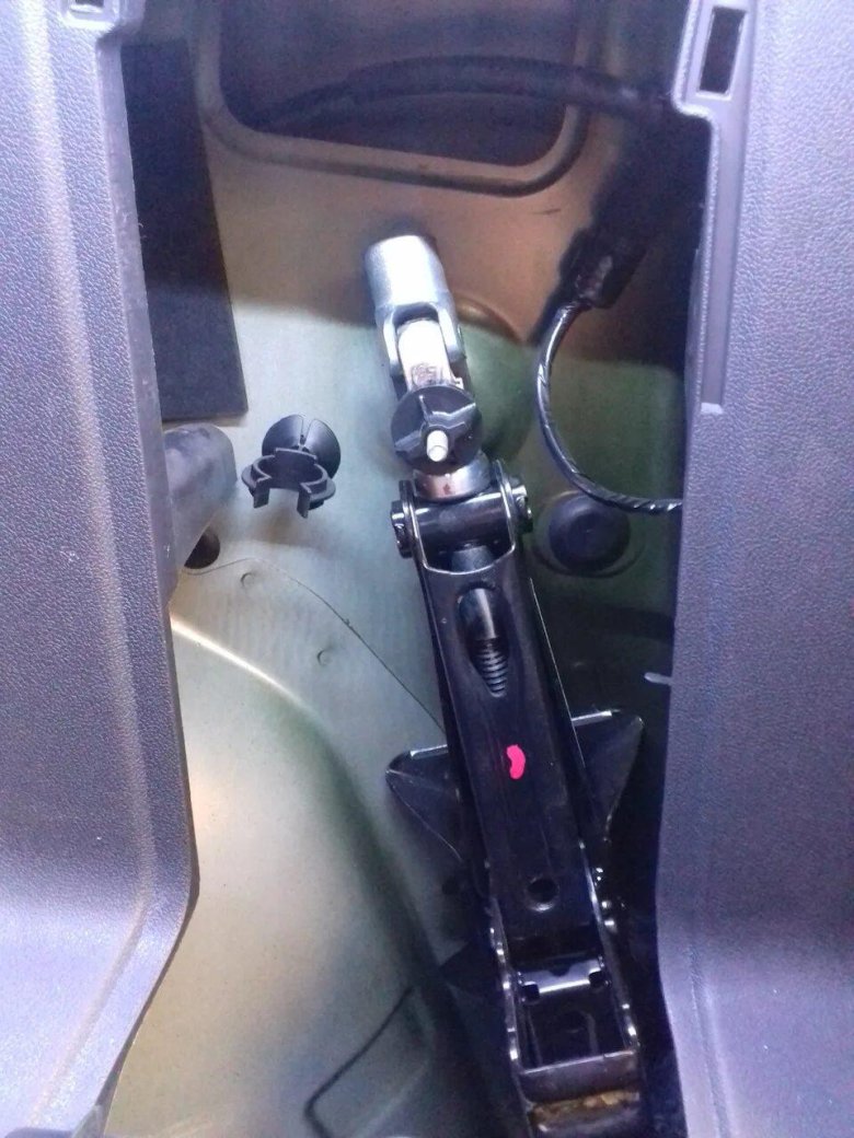 Renault Duster крепление домкрата