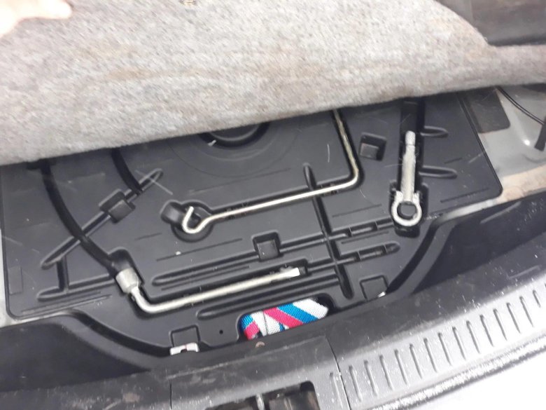 Мазда 6 gg домкрат в багажнике