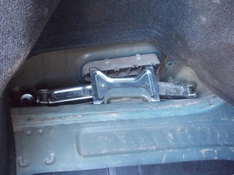 Шпилька в багажнике рядом с домкратом