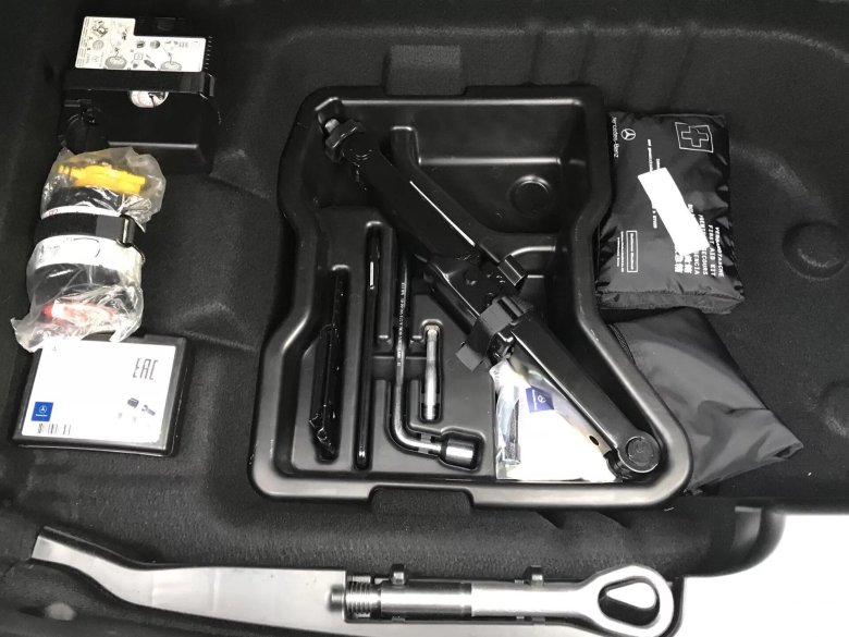 Штатный набор домкрата Мерседес w213