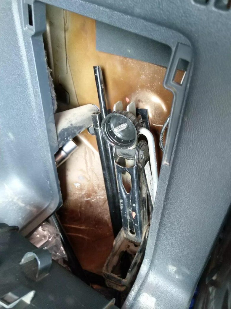 Крепление домкрата Рено Дастер