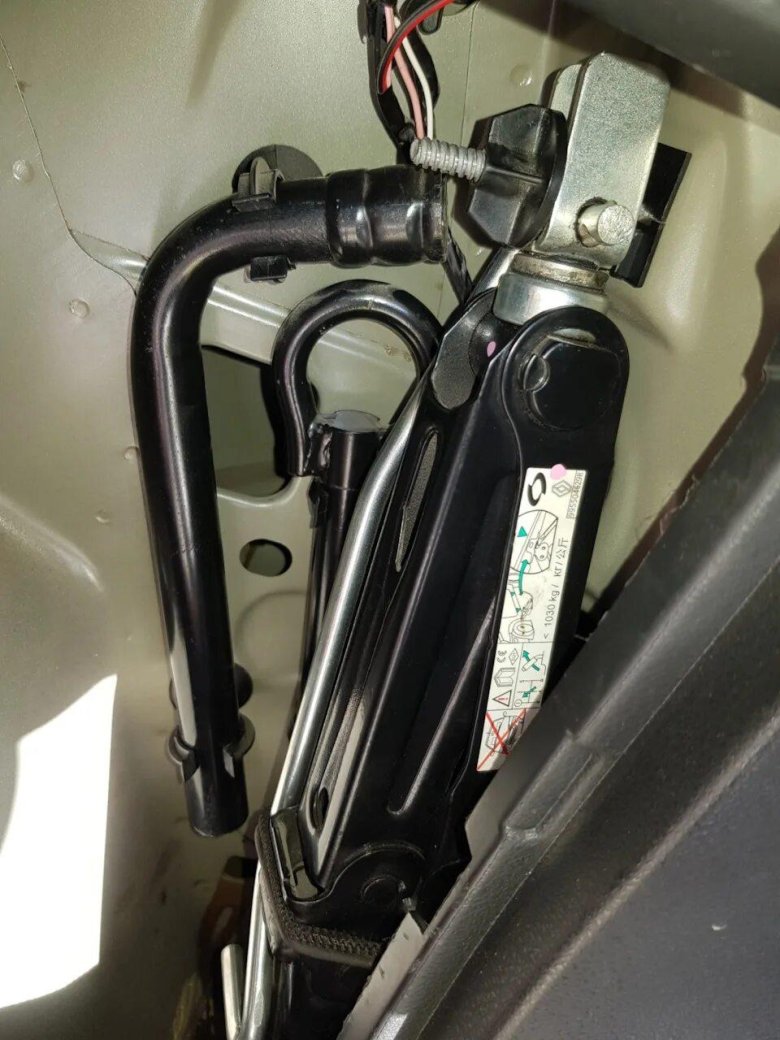 Болт крепления домкрата Ларгус