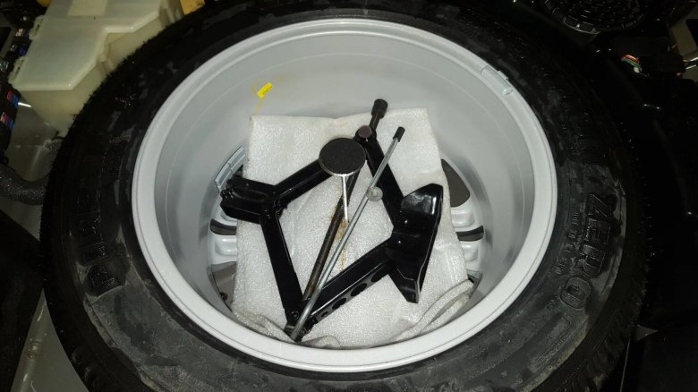 Крепление домкрата и запаски Фрилендер 2