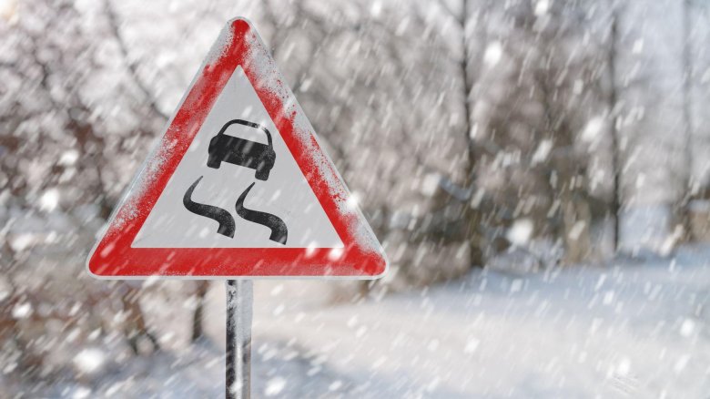Предупреждающий знак скользкая дорога