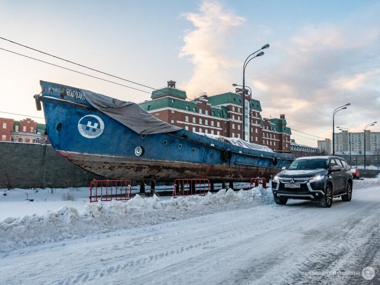 Корабль во дворе