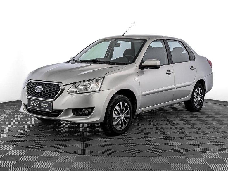 Датсун серебристый седан