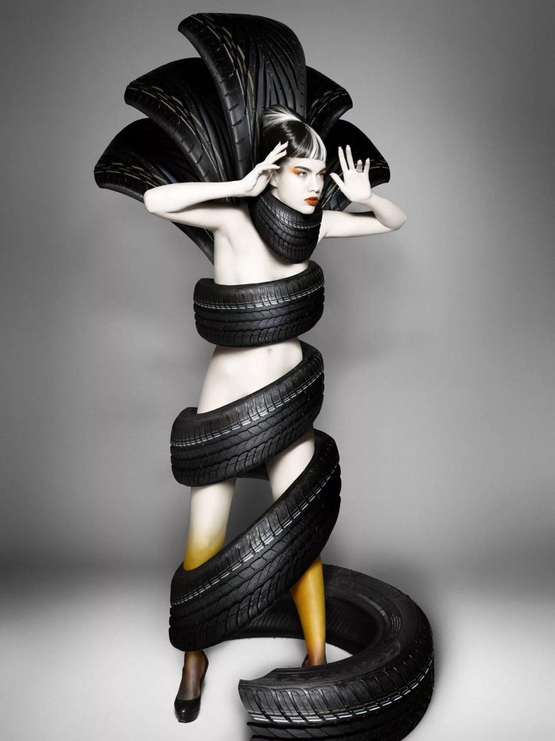 Девушка с покрышками