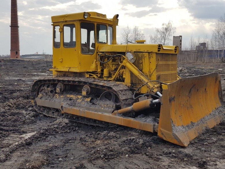 Показать фото гусеничного бульдозера ДЗ-110