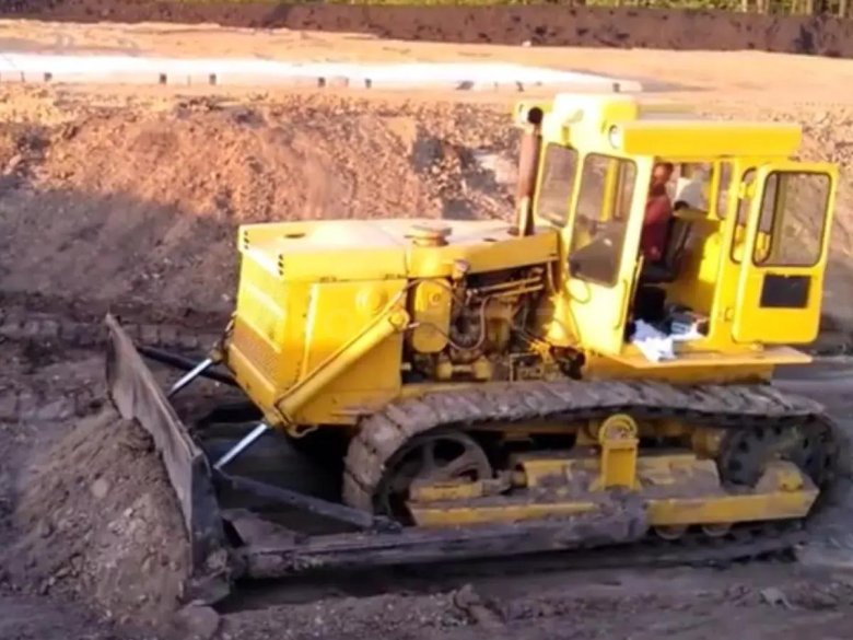 Трактор т130 и скрепер