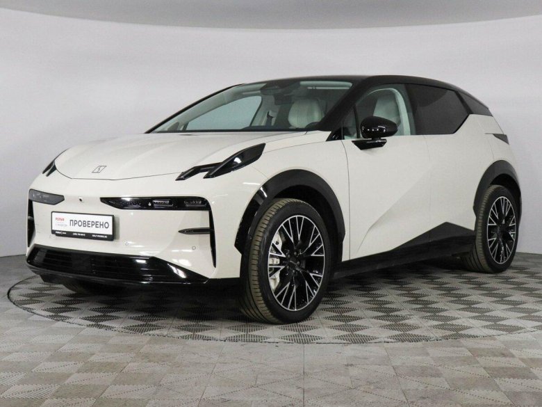 Белый внедорожник