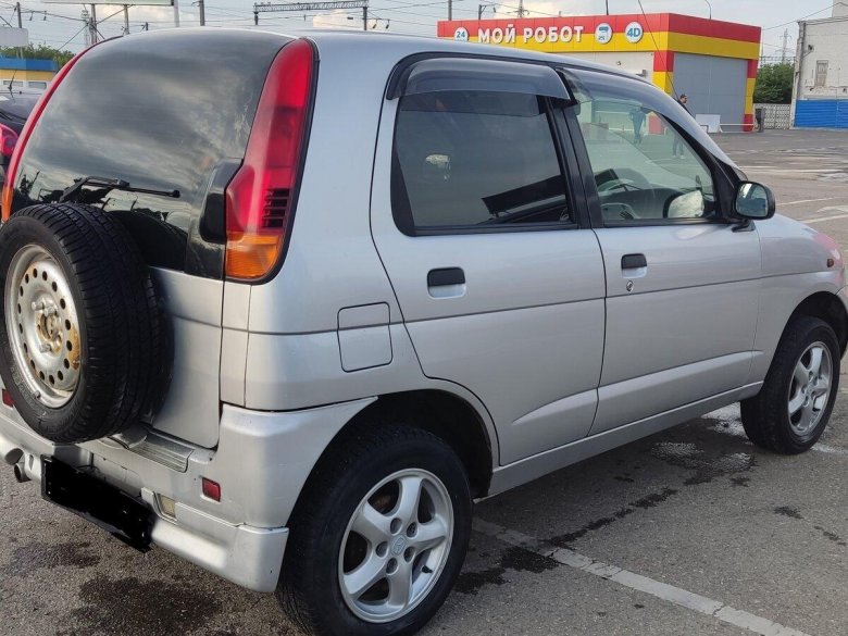 Автомобиль Terios 2000 год белый цвет серой полоской внизу фото