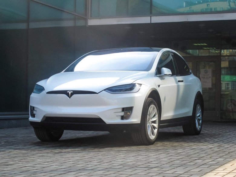 Тесла паркетник