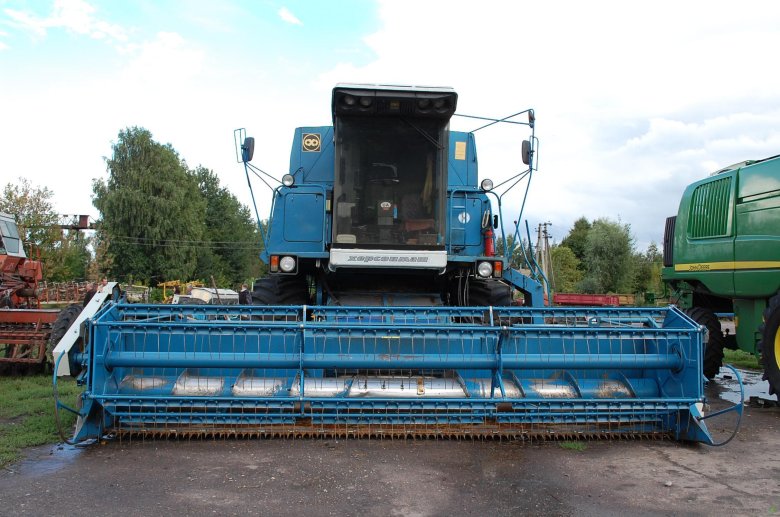 Комбайн Славутич КЗС 9-1