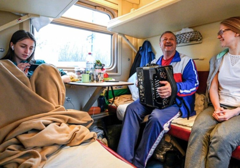 Пассажиры в поезде