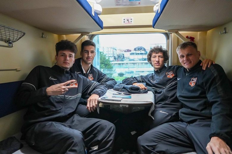 Российский поезд с людьми