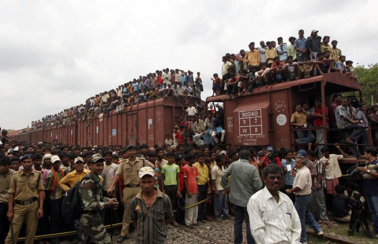 Поезд в Индии с людьми