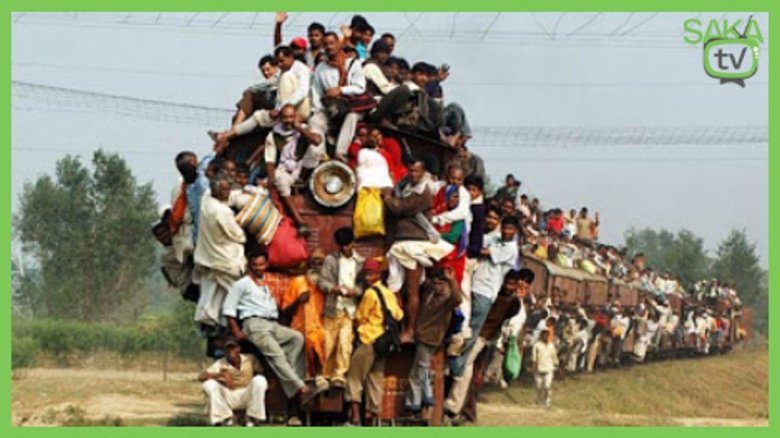 Поезд в Индии с людьми