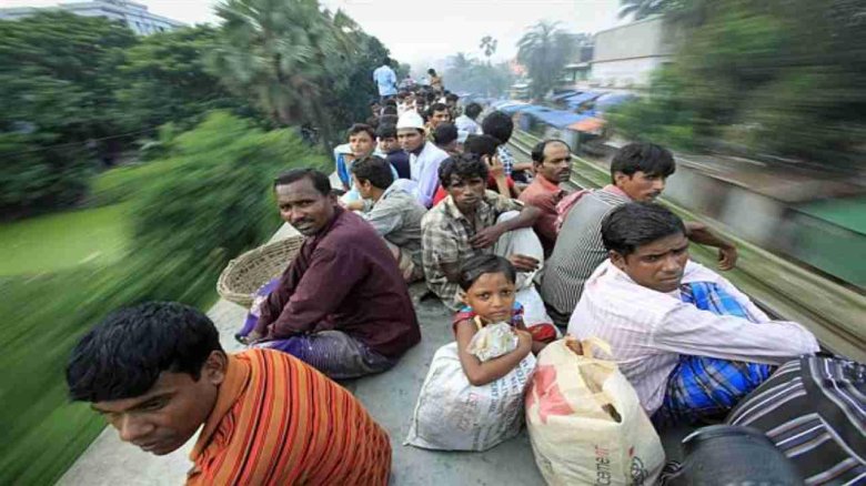 Поезда в Индии с людьми на крыше