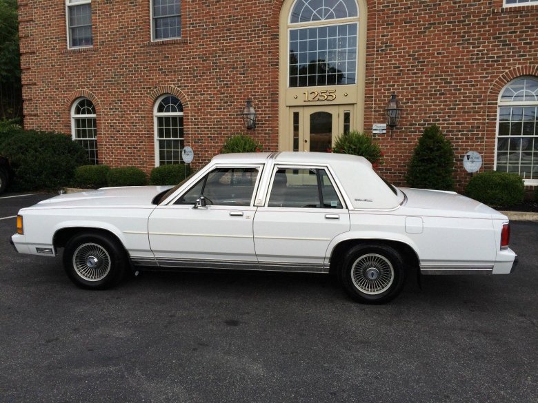 Ford Ltd Crown Victoria 1989
