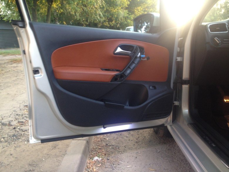 Открытая дверь Фольксваген поло