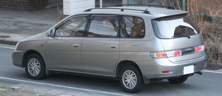 Машина Toyota Gaia