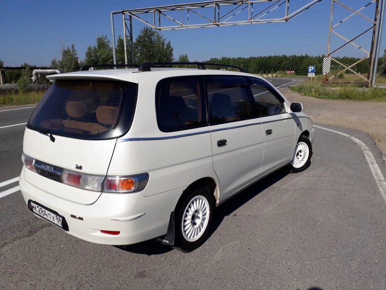 Toyota Gaia 2000