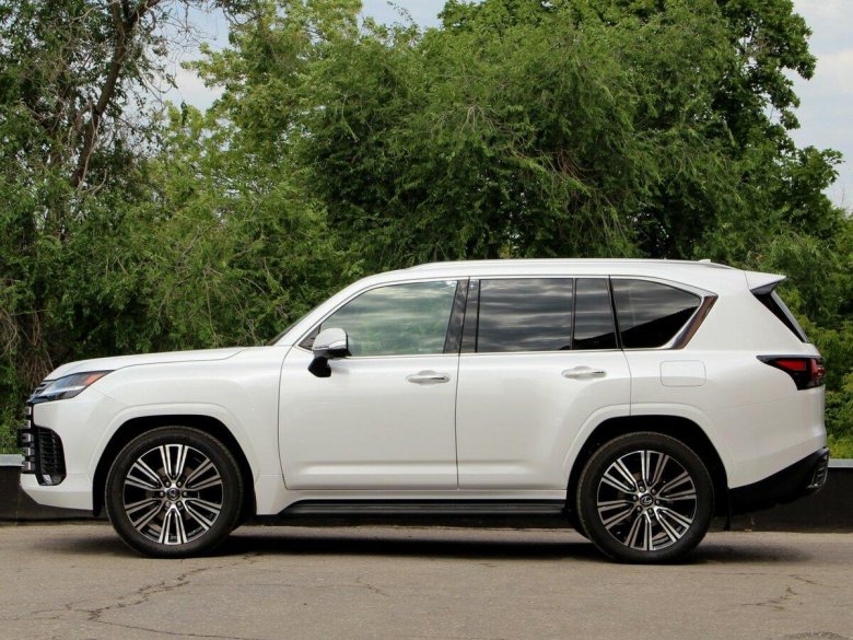 Lexus LX 600 белый