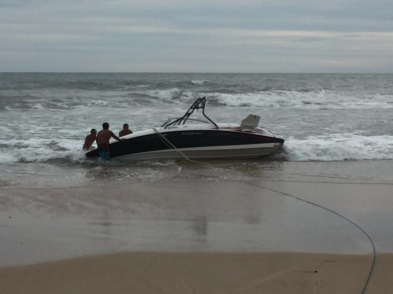 Катер на волнах