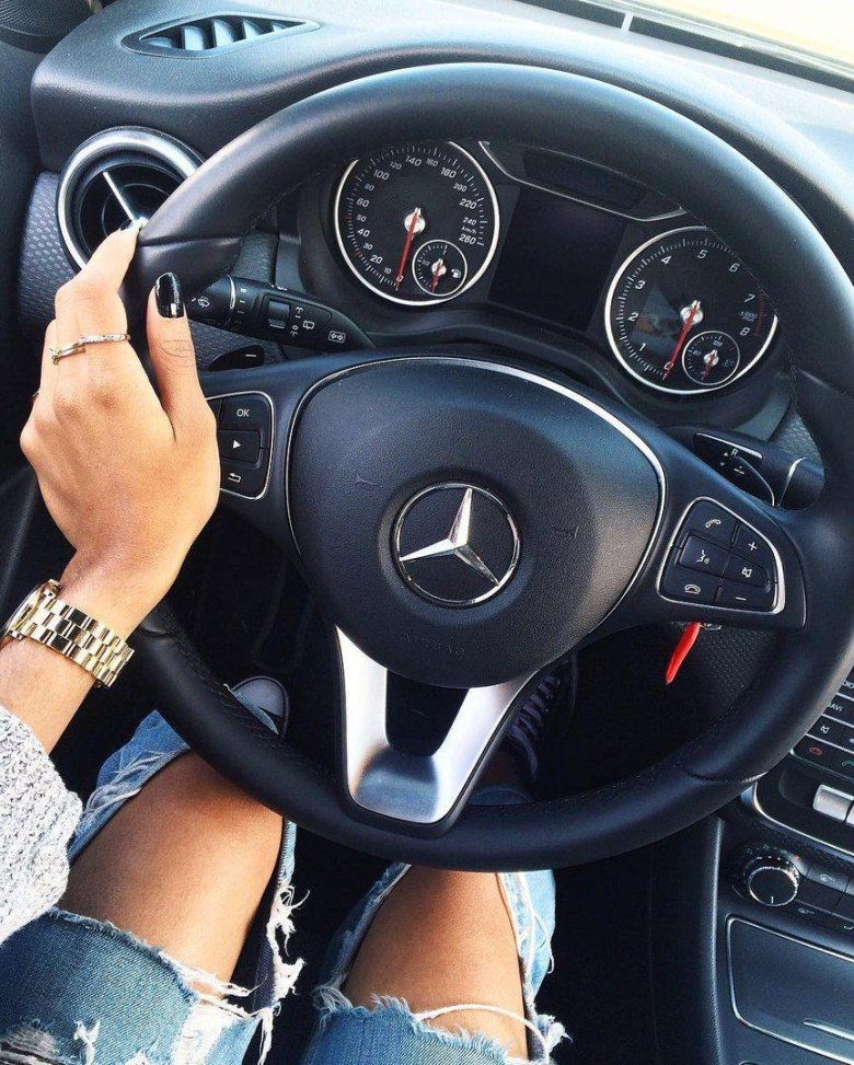 Девушка за рулем